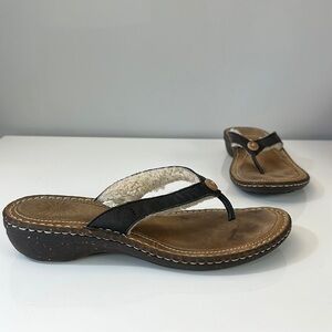 UGG Hamoa Sheepskin Thong Sandal Size 8